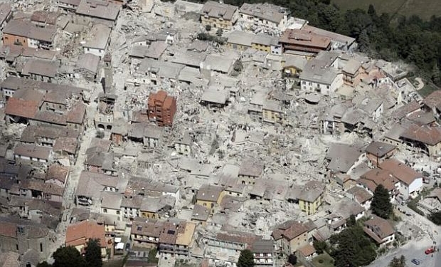 Amatrice tem novo tremor e sofre com mais quedas de imóveis