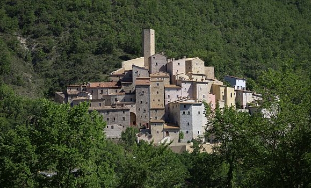 Castello di Postignano, borgo medievale risorto nel cuore dell'Umbria 