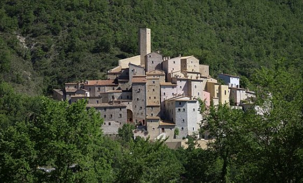 Castello di Postignano, borgo medievale risorto nel cuore dell'Umbria