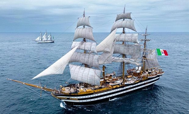 Navio Amerigo Vespucci aporta em Veneza