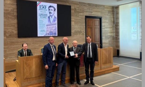 Fabio Porta homenageia abruzzese inventor do capacete 
